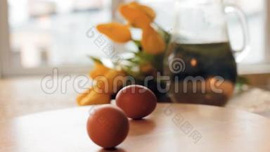 生鸡蛋和煮鸡蛋在桌上旋转。复活节新鲜食材特写