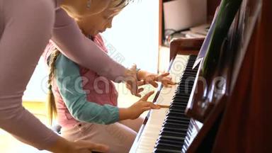小女孩学<strong>弹钢琴</strong>