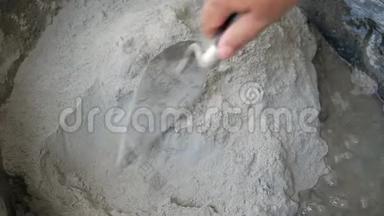 人工在水泥混凝土浇筑前使用拌砂浆