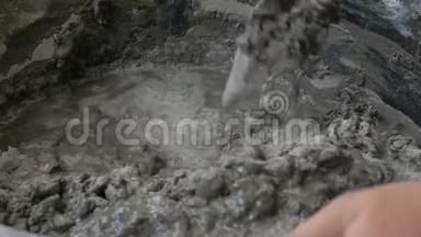 人工在水泥混凝土浇筑前使用拌砂浆