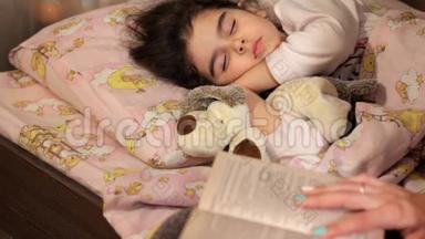 那个女人给女儿读了一晚上的书。 那个女孩在看书下睡着了。 童话故事的故事