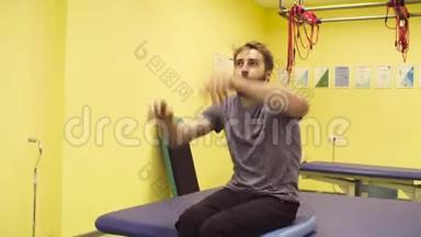 残疾人运动员在康复中心做手操