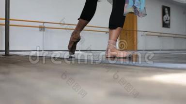 专业芭蕾舞演员在芭蕾舞酒吧附近练习。 近距离腿部射击