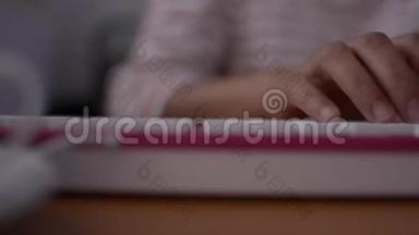 女人的手在电脑键盘上打字，女商人在办公室里用笔记本电脑。