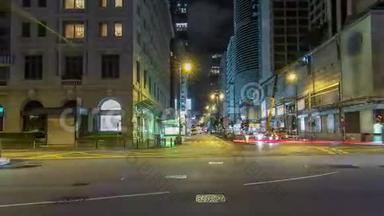 尖沙咀街道上的霓虹灯随着交通的推移而超移。