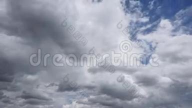 <strong>台风</strong>前白云在蓝天上移动。 蓝天背景有白云。 4K版。 延时滚动云