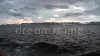 斯瓦尔巴岛<strong>北冰洋</strong>船头船的波浪和水面景观。
