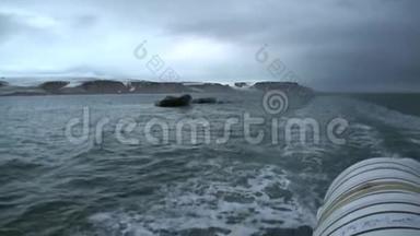 斯皮茨伯根的<strong>北冰洋</strong>船只的波浪和水迹。