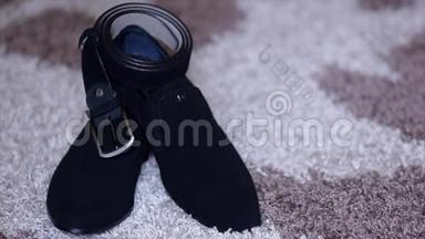 经典的黑色皮鞋和一条带扣在复古背景上的皮带