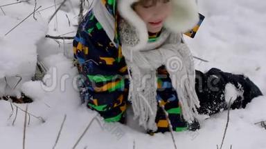 冬天公园里一个非常可爱快乐的小男孩。冬天的时候。快乐的男孩在雪地公园玩得开心。他很高兴
