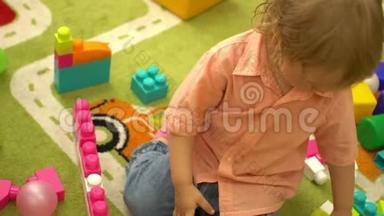 小女孩在<strong>幼儿</strong>园玩多种颜色的积木。 <strong>幼儿</strong>园的儿童发展