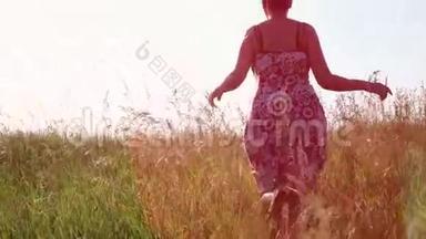 女人在<strong>远离</strong>镜头的田野上奔跑。