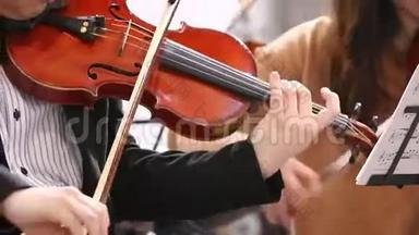 音乐家用小提琴演奏<strong>经典音乐</strong>的特写。