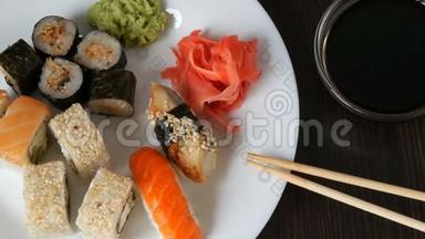 一道巨大的白色<strong>菜肴</strong>，有各种日本料理的寿司卷