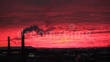 夕阳红背景下的工厂管道