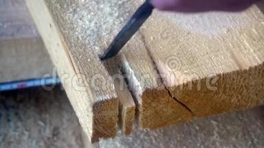 一个工人用凿子和木板一起工作
