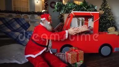圣诞老人在平板电脑上检查礼物清单并把礼物放进车里。