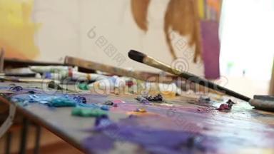 艺术家在画室里画油画，画家在工作，<strong>创作者</strong>制作艺术品，画笔和颜料