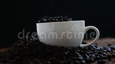 慢动作的烤咖啡豆掉进了一堆咖啡豆和木地板上的白色陶瓷咖啡杯里