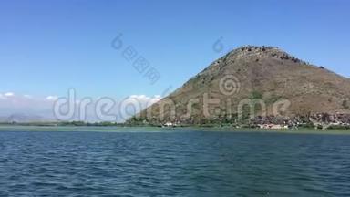 乘船在美丽的湖边散步。 夏日，碧水.. 巨大的斯卡达尔黑山湖。 黑山最大的湖泊。 旅行