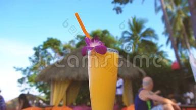热带户外餐厅的芒果鸡尾酒，垂直潘