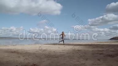 话题中的女孩沿着沙滩<strong>奔跑</strong>。 那个女孩在逃跑。 一个年轻的女孩沿着海岸<strong>奔跑</strong>。