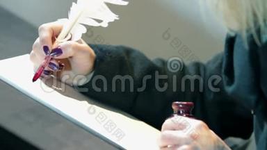 紧紧抓住女人的手，用真正的羽毛笔在纸上书写