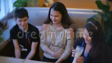 一群孩子在咖啡馆里<strong>吃奶</strong>昔。 青少年室内儿童咖啡馆儿童慢视频乐趣欢乐