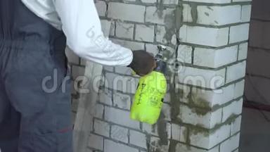 建筑工人用喷水器<strong>湿润</strong>砖墙