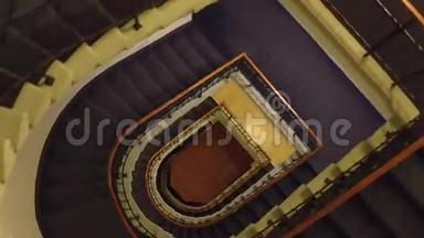 普通旧建筑楼梯间的stadicam<strong>镜头</strong>，<strong>俯视</strong>图.. 4K视频