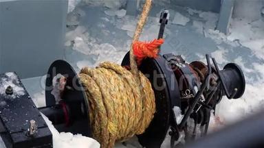 船甲板上的缆绳和地板上的冰块的视图。