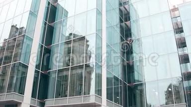巴黎办公中心现代玻璃立面老建筑的扭曲反映。 <strong>新旧</strong>对立概念