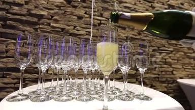服务员把香槟倒入玻璃杯中，香槟杯放在自助餐桌上，餐厅或酒店的大厅，
