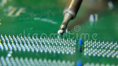 电子工程师<strong>正在</strong>焊接一台电板<strong>修理</strong>计算机。