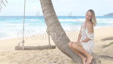 泰国妇女坐在<strong>安达曼</strong>海和海洋海滩的木凳上放松。