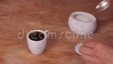 这杯咖啡倒了糖. 加糖的白杯热咖啡.. 大理<strong>石桌</strong>。 白糖碗。