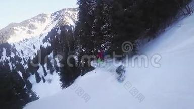 冬季滑雪者从山上的树上跳下的脚印