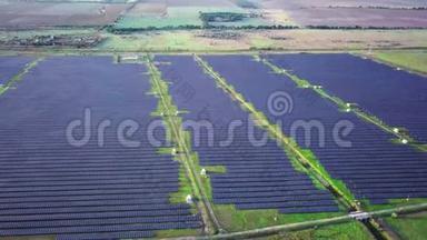 4太阳电池板的鸟瞰农场太阳能电池与阳光。 无人机飞行飞越太阳能电池板领域，可再生绿色