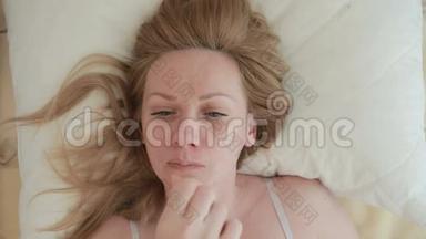 女人躺在床上，<strong>用手指</strong>在鼻子里，特写。 上文视