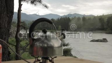 水壶在河底的煤气灶上沸腾