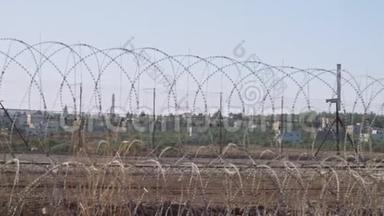 以色列和西岸之间的边界<strong>围栏</strong>。 铁丝网电子<strong>围栏</strong>。