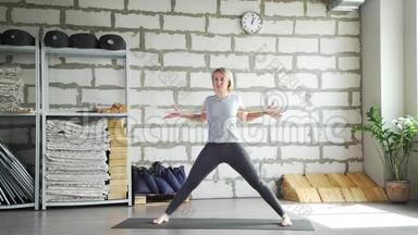 成熟的女人练习瑜伽，用<strong>运动器材</strong>做体式。