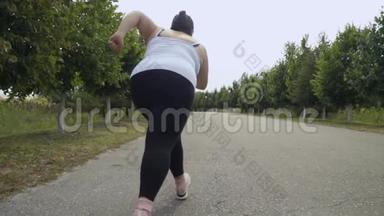 胖女孩沿着路跑