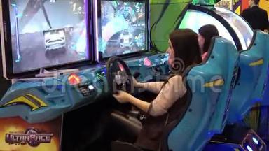 女孩玩汽车模拟器视频街机游戏
