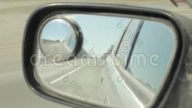 后路反射在车镜里，汽车在高速公路上开得很快