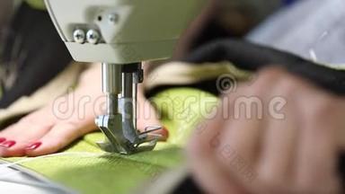 <strong>女工</strong>在缝纫机、两针缝纫机、<strong>女工</strong>手上的红色指甲、特写、工业缝纫