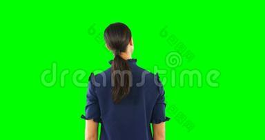 女人看着绿色屏幕上的无形屏幕