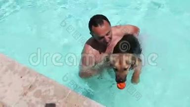 在泳池里玩狗的人