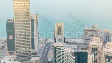 摩天大楼日落前，在<strong>卡塔尔</strong>首都多哈的商业中心的天际线上