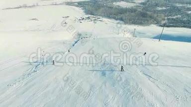 几个人骑着滑雪下山。